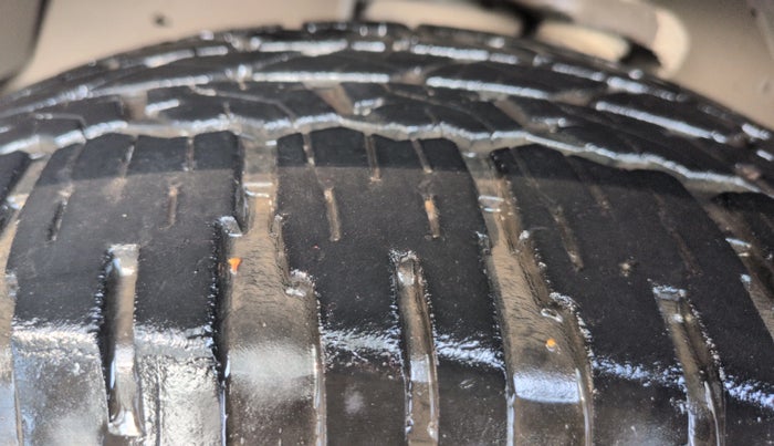 2021 Toyota Fortuner 4X2 MT 2.8 DIESEL, Diesel, Manual, 28,412 km, Left Front Tyre Tread