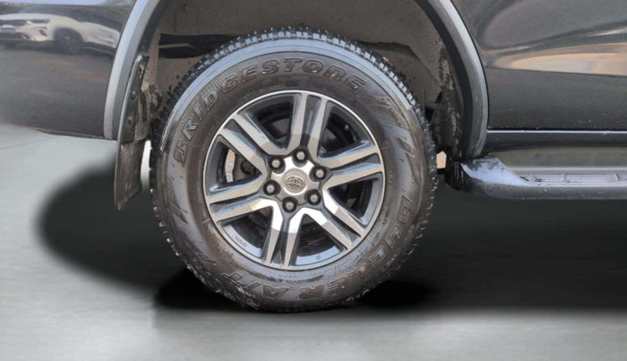 2021 Toyota Fortuner 4X2 MT 2.8 DIESEL, Diesel, Manual, 28,412 km, Right Rear Wheel