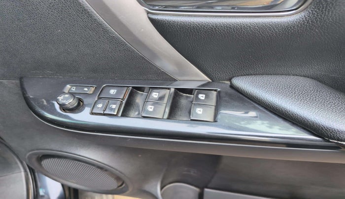 2021 Toyota Fortuner 4X2 MT 2.8 DIESEL, Diesel, Manual, 28,412 km, Driver Side Door Panels Control