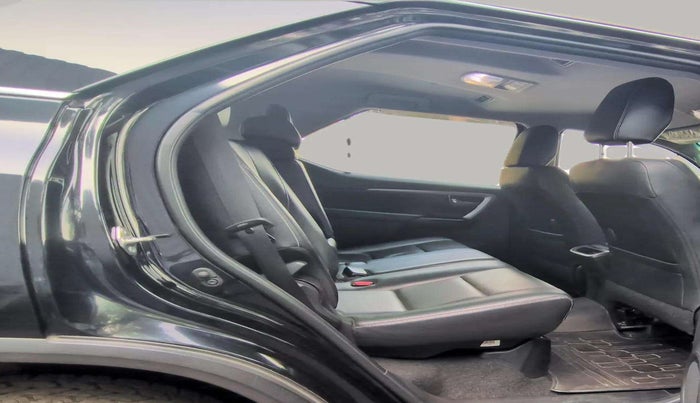 2021 Toyota Fortuner 4X2 MT 2.8 DIESEL, Diesel, Manual, 28,412 km, Right Side Rear Door Cabin