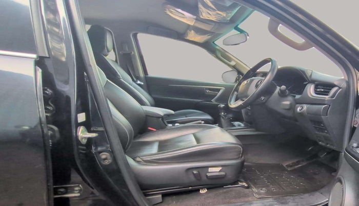 2021 Toyota Fortuner 4X2 MT 2.8 DIESEL, Diesel, Manual, 28,412 km, Right Side Front Door Cabin