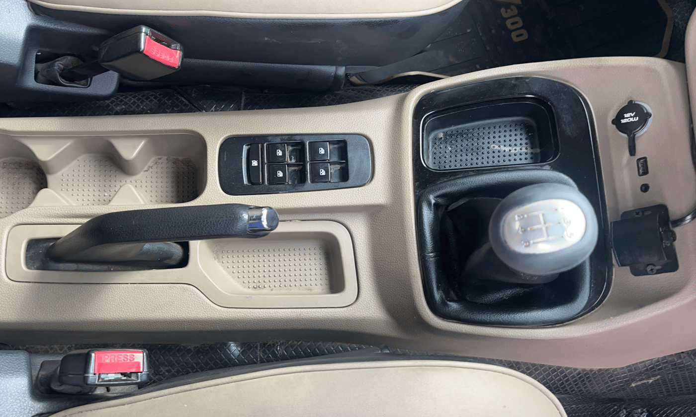 2017 Mahindra TUV300 T10, Diesel, Manual, 1,16,846 km, Gear Lever