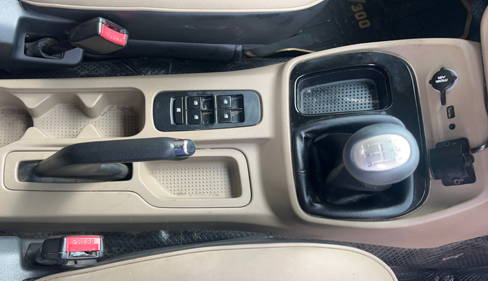 2017 Mahindra TUV300 T10, Diesel, Manual, 1,16,846 km, Gear Lever