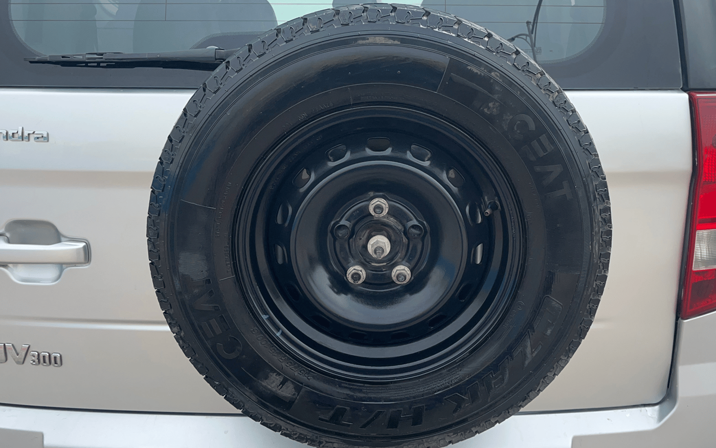 2017 Mahindra TUV300 T10, Diesel, Manual, 1,16,846 km, Spare Tyre