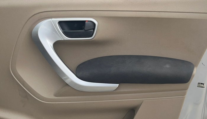 2017 Mahindra TUV300 T10, Diesel, Manual, 1,16,846 km, Driver Side Door Panels Control