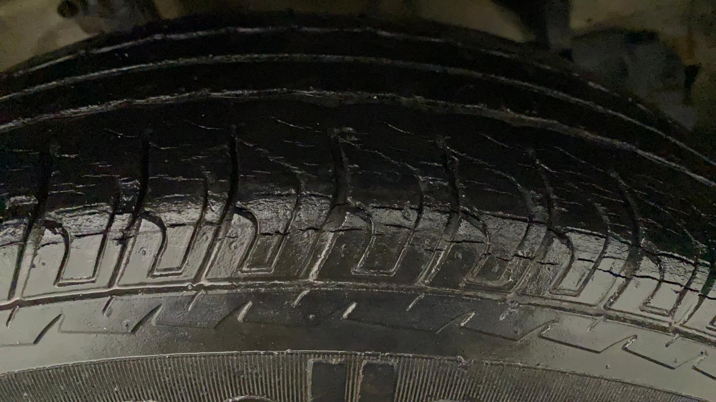 2017 Maruti Swift VXI, Petrol, Manual, 35,343 km, Left Front Tyre Tread
