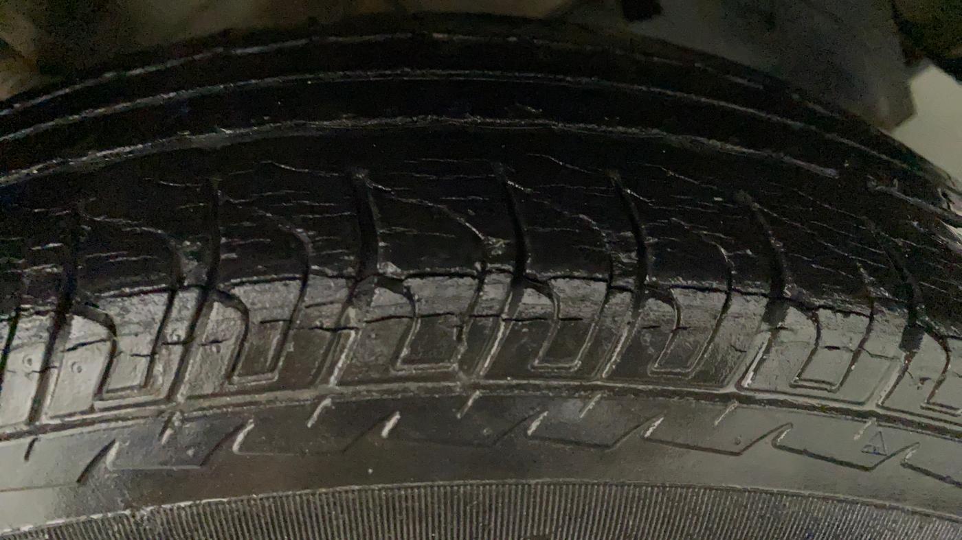 2017 Maruti Swift VXI, Petrol, Manual, 35,343 km, Left Rear Tyre Tread