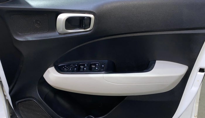 2023 Hyundai VENUE SX 1.2 PETROL, Petrol, Manual, 24,199 km, Driver Side Door Panels Control