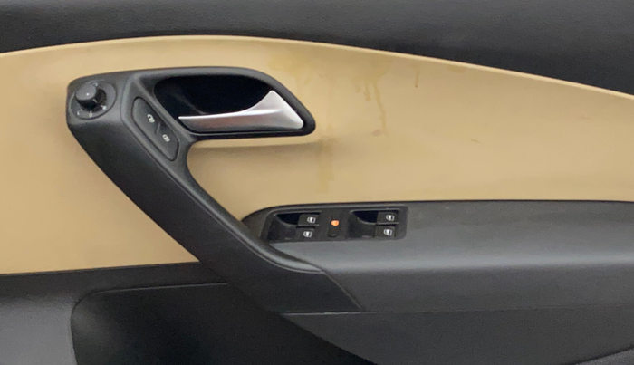 2015 Volkswagen Polo HIGHLINE1.2L, Petrol, Manual, 34,082 km, Driver Side Door Panels Control