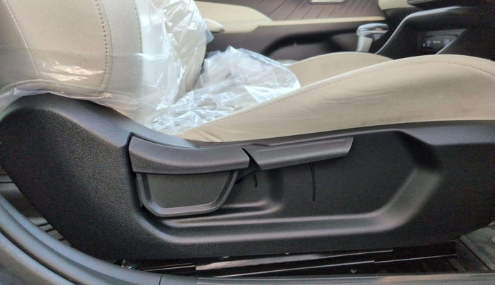 2024 Hyundai Verna  SX 1.5 MPI IVT, Petrol, Automatic, 4,035 km, Driver Side Adjustment Panel