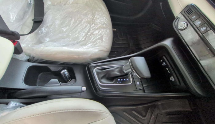 2024 Hyundai Verna  SX 1.5 MPI IVT, Petrol, Automatic, 4,035 km, Gear Lever