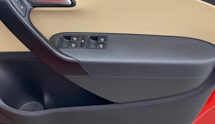 2016 Volkswagen Polo HIGHLINE1.2L, Petrol, Manual, 31,803 km, Driver Side Door Panels Control