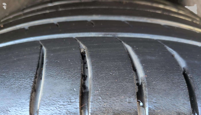 2023 Porsche Macan Standard, Petrol, Automatic, 7,789 km, Right Rear Tyre Tread