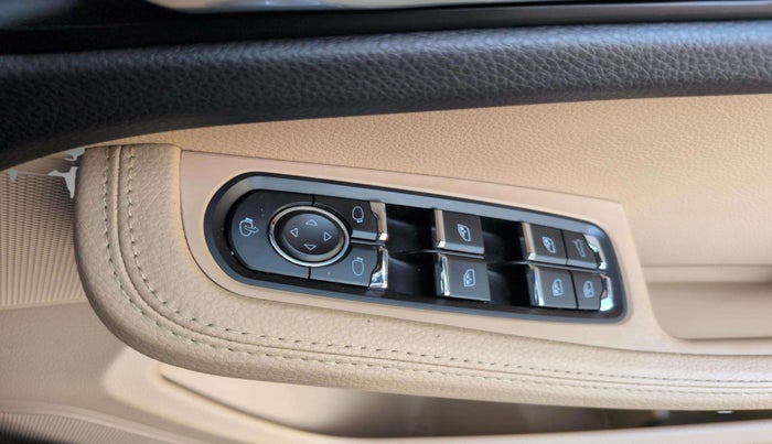 2023 Porsche Macan Standard, Petrol, Automatic, 7,789 km, Driver Side Door Panels Control