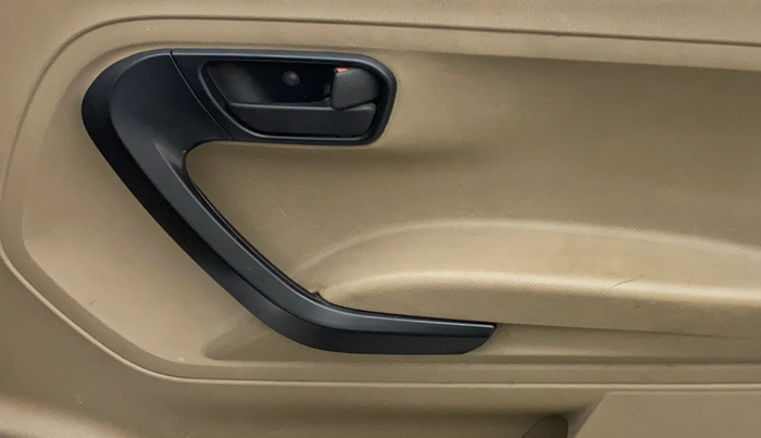 2016 Mahindra TUV300 T4 PLUS, Diesel, Manual, 1,08,591 km, Driver Side Door Panels Control