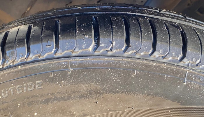 2022 Renault TRIBER RXZ, Petrol, Manual, 20,868 km, Left Rear Tyre Tread