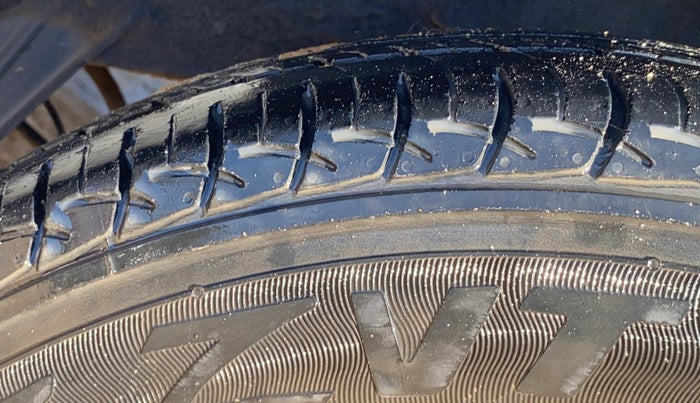 2022 Renault TRIBER RXZ, Petrol, Manual, 20,868 km, Left Rear Tyre Tread