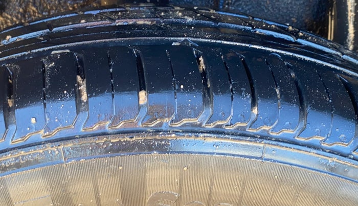 2022 Renault TRIBER RXZ, Petrol, Manual, 20,868 km, Right Rear Tyre Tread