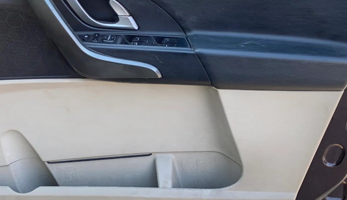 2016 Mahindra XUV500 W10 AT, Diesel, Automatic, 1,00,535 km, Driver Side Door Panels Control