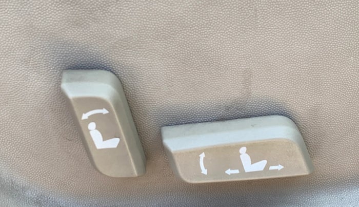 2016 Mahindra XUV500 W10 AT, Diesel, Automatic, 1,00,535 km, Driver Side Adjustment Panel