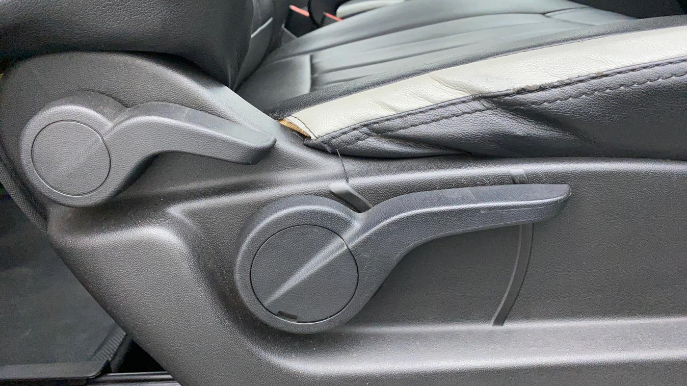 2019 Mahindra XUV500 W9, Diesel, Manual, 38,535 km, Driver Side Adjustment Panel