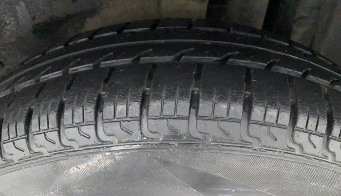 2016 Maruti Swift VXI, Petrol, Manual, 52,583 km, Left Rear Tyre Tread