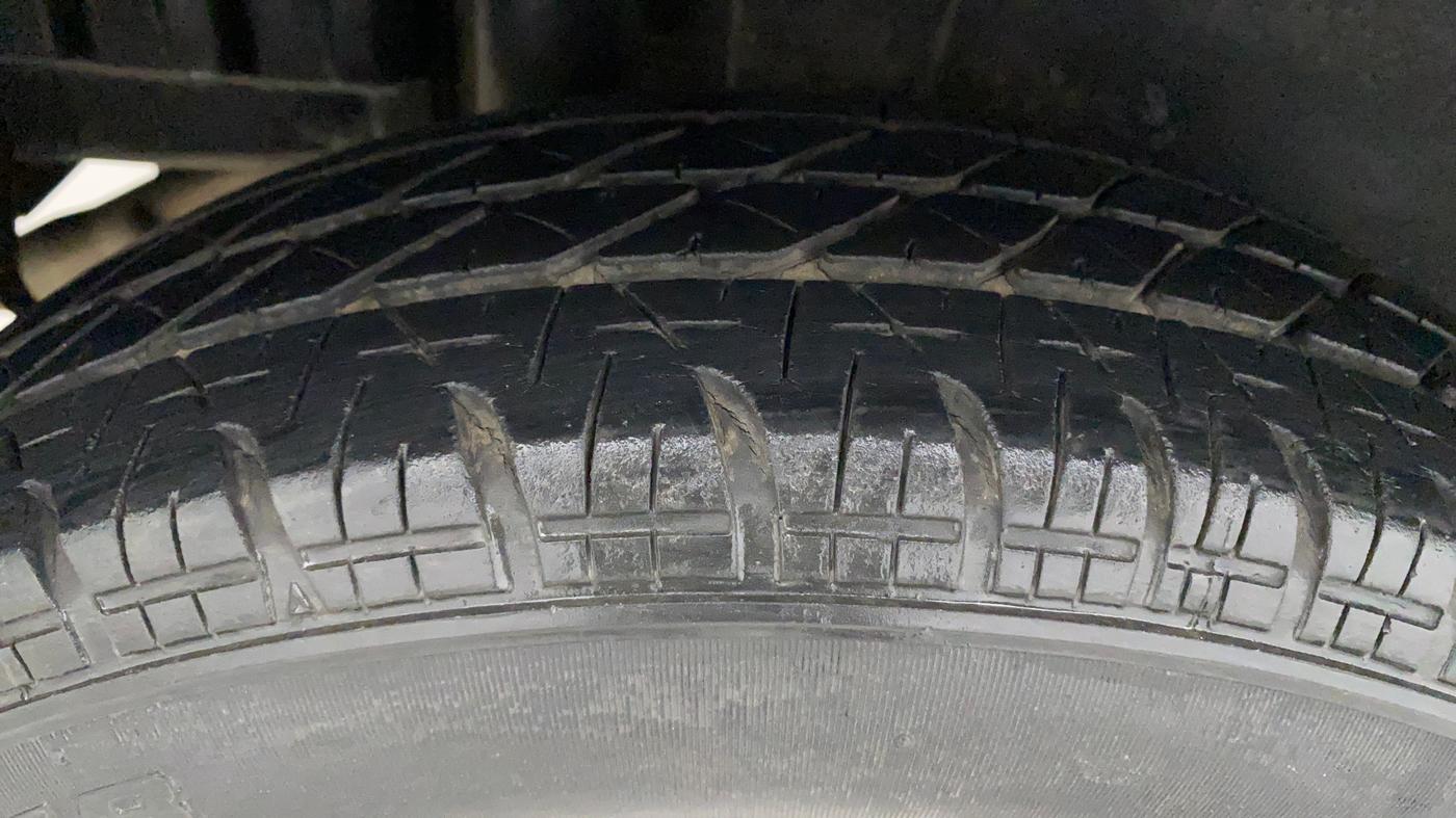 2016 Maruti Swift VXI, Petrol, Manual, 52,583 km, Right Rear Tyre Tread