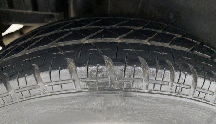 2016 Maruti Swift VXI, Petrol, Manual, 52,583 km, Right Rear Tyre Tread