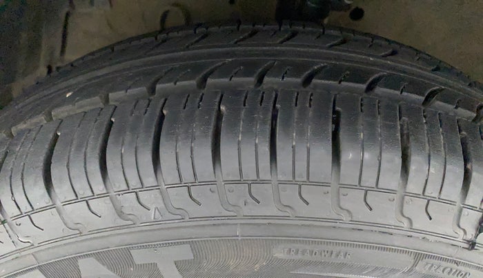 2016 Maruti Swift VXI, Petrol, Manual, 52,583 km, Left Front Tyre Tread