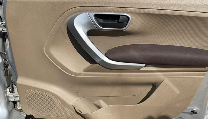 2017 Mahindra TUV300 T8, Diesel, Manual, 96,442 km, Driver Side Door Panels Control