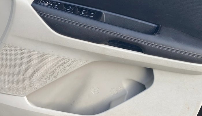 2022 KIA SONET HTX 1.0 IMT, Petrol, Manual, 74,033 km, Driver Side Door Panels Control