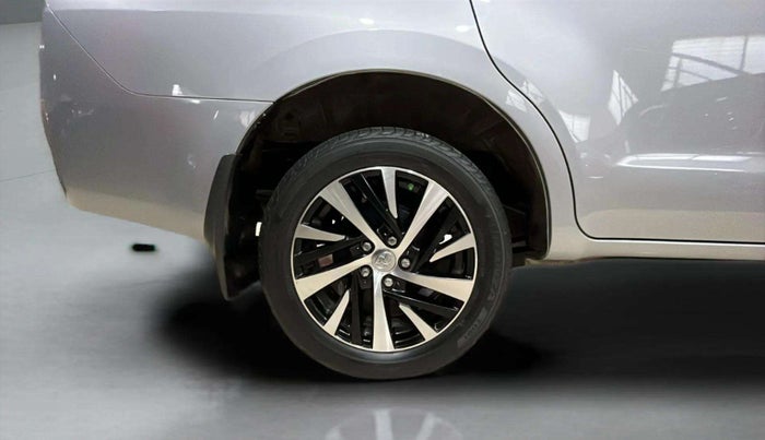 2022 Toyota Innova Crysta 2.7 ZX AT 7 STR, Petrol, Automatic, 26,503 km, Right Rear Wheel