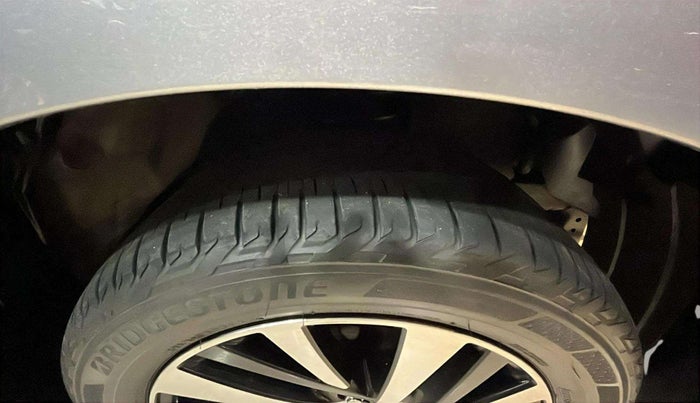 2022 Toyota Innova Crysta 2.7 ZX AT 7 STR, Petrol, Automatic, 26,503 km, Left Rear Tyre Tread