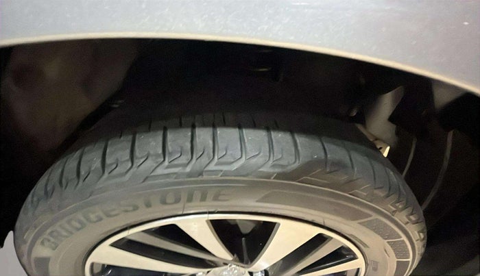 2022 Toyota Innova Crysta 2.7 ZX AT 7 STR, Petrol, Automatic, 26,503 km, Right Rear Tyre Tread