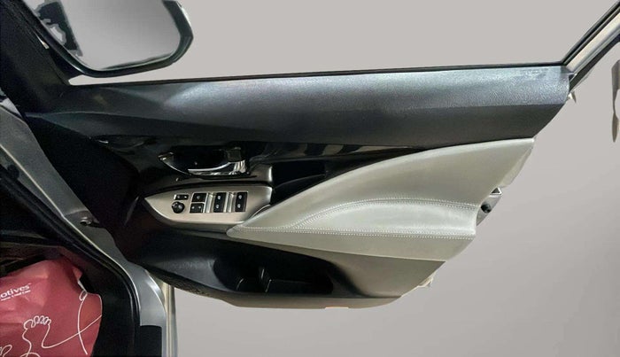 2022 Toyota Innova Crysta 2.7 ZX AT 7 STR, Petrol, Automatic, 26,503 km, Driver Side Door Panels Control