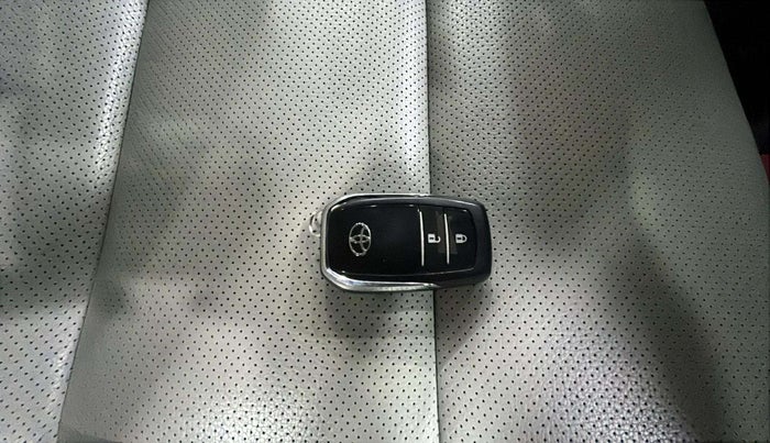 2022 Toyota Innova Crysta 2.7 ZX AT 7 STR, Petrol, Automatic, 26,503 km, Key Close Up