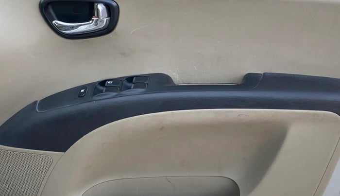 2013 Hyundai i10 MAGNA 1.1, Petrol, Manual, 33,601 km, Driver Side Door Panels Control