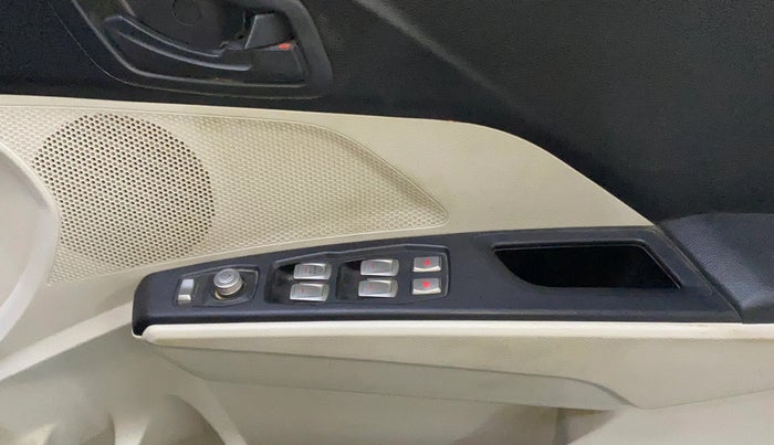 2022 Mahindra XUV300 W4 1.2 PETROL, Petrol, Manual, 26,197 km, Driver Side Door Panels Control