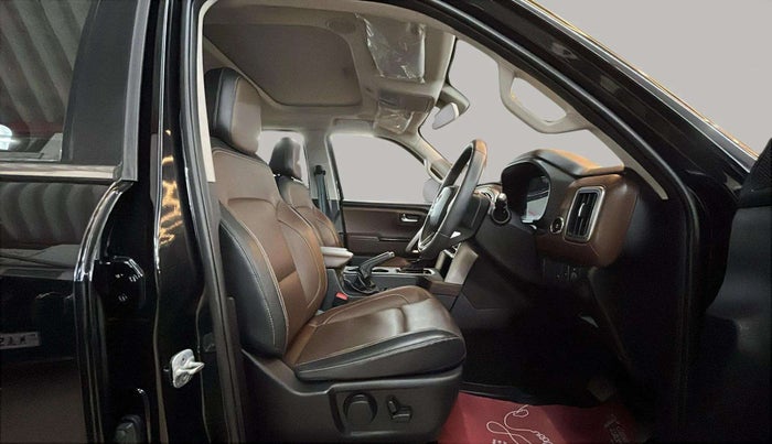 2023 Mahindra SCORPIO-N Z8 L PETROL AT 7 STR, Petrol, Automatic, 8,679 km, Right Side Front Door Cabin