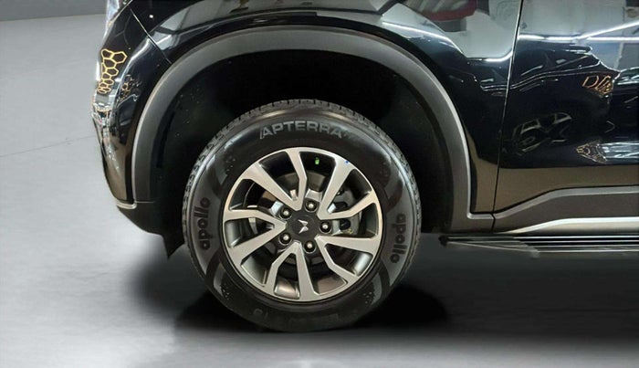 2023 Mahindra SCORPIO-N Z8 L PETROL AT 7 STR, Petrol, Automatic, 8,679 km, Left Front Wheel