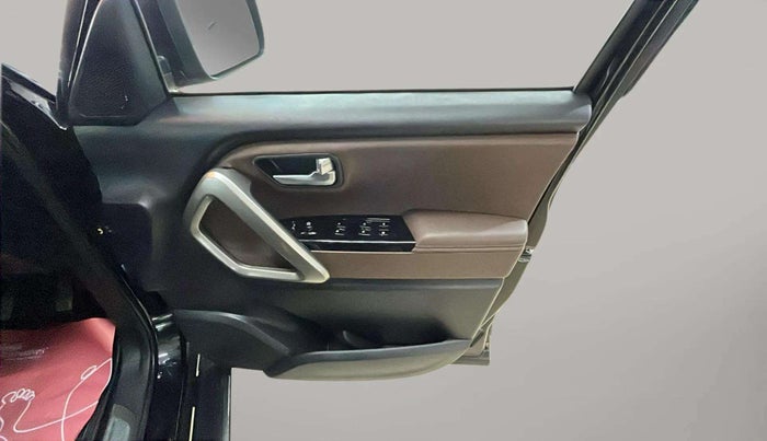 2023 Mahindra SCORPIO-N Z8 L PETROL AT 7 STR, Petrol, Automatic, 8,679 km, Driver Side Door Panels Control