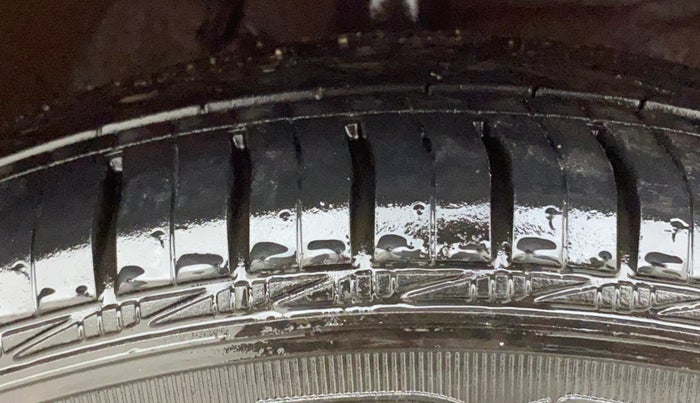 2017 Hyundai Grand i10 SPORTZ (O) 1.2 KAPPA VTVT, Petrol, Manual, 28,929 km, Right Front Tyre Tread