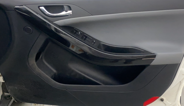 2025 Tata NEXON Fearless Plus (PS) 1.2 iCNG 6MT Dual Tone, CNG, Manual, 15,521 km, Driver Side Door Panels Control