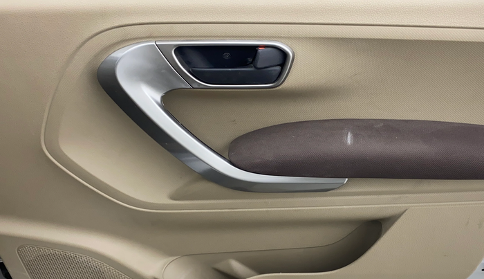 2019 Mahindra TUV300 T10, Diesel, Manual, 32,275 km, Driver Side Door Panels Control