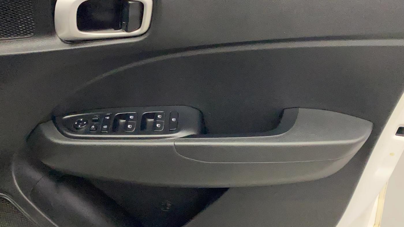 2019 Hyundai VENUE SX 1.0 TURBO, Petrol, Manual, 1,25,229 km, Driver Side Door Panels Control