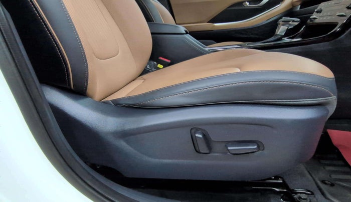 2025 Hyundai ALCAZAR Signature 7 STR 1.5 Turbo GDi Petrol DCT, Petrol, Automatic, 3,865 km, Driver Side Adjustment Panel