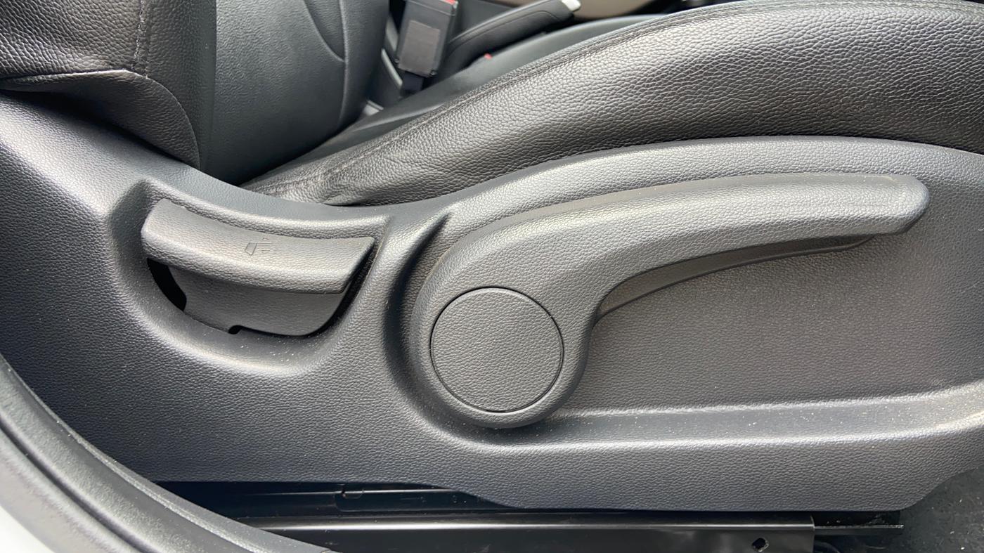 2019 Hyundai Elite i20 SPORTZ PLUS 1.2, Petrol, Manual, 35,759 km, Driver Side Adjustment Panel