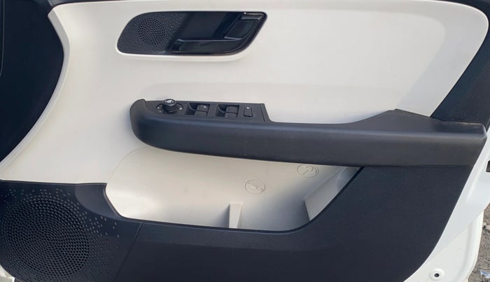 2022 Tata ALTROZ XT PETROL, Petrol, Manual, 15,106 km, Driver Side Door Panels Control