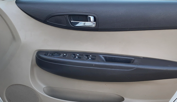 2013 Hyundai i20 MAGNA (O) 1.2, Petrol, Manual, 96,014 km, Driver Side Door Panels Control