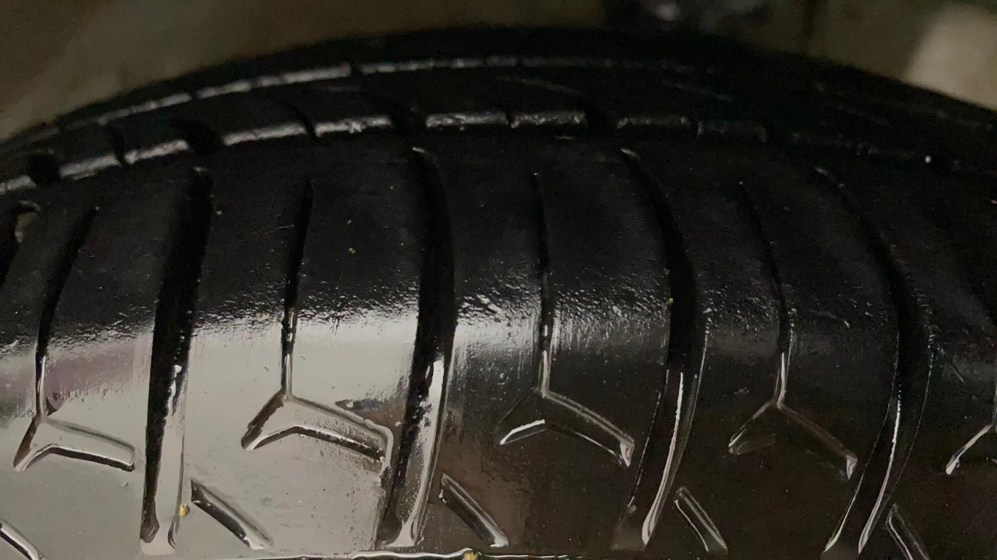 2016 Hyundai Eon D-LITE+, Petrol, Manual, 29,218 km, Right Front Tyre Tread